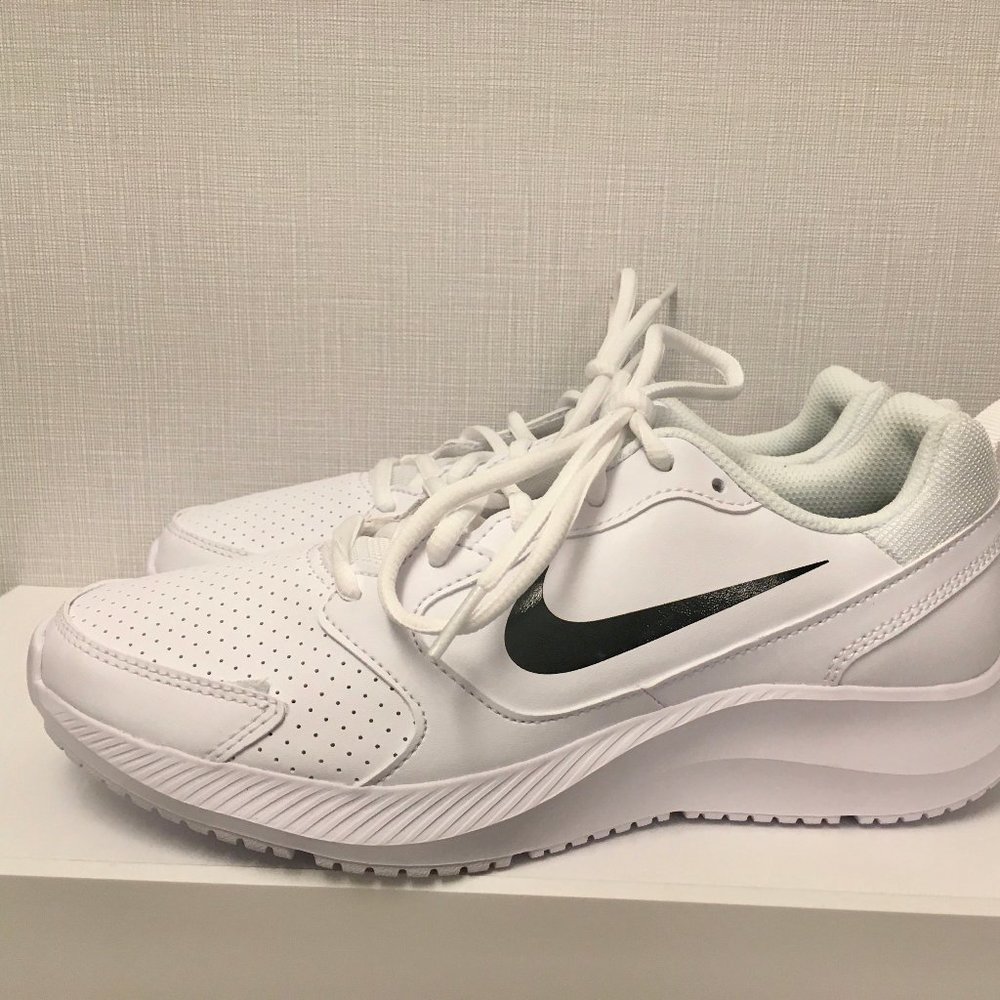 NWOT Nike Todos Running Shoes (White)